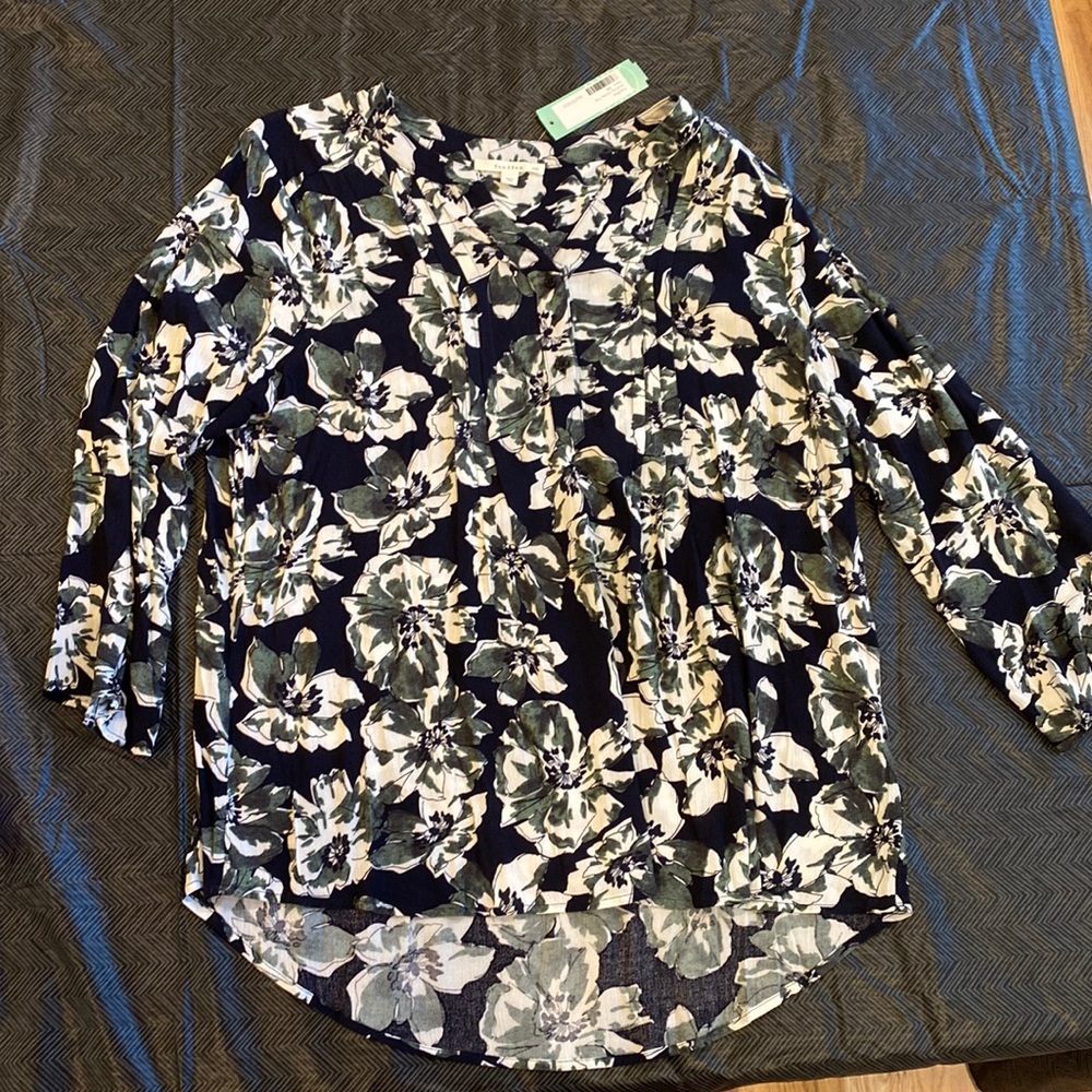 Navy floral women’s blouse, size XXL. Never been worn, tags on!